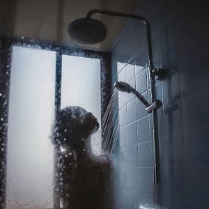 Эффект бабочки: почему слишком долгий душ может быть опасен для здоровья Эффект бабочки: почему слишком долгий душ может быть опасен для здоровья