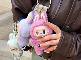 Не Лабубу единым: чем еще «оживить» свою сумку