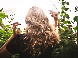 12 способов зрительно увеличить объем волос
