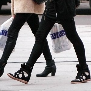 Как стилизовать вернувшиеся в моду сникерсы?