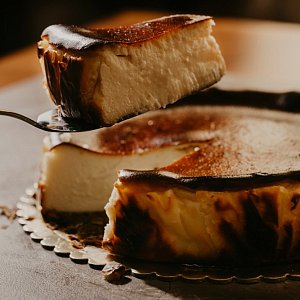Нежная натура: баскский чизкейк — рецепт обожженного десерта