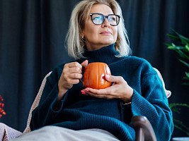 Цветовой анализ в 50+: какие оттенки в одежде сделают вас моложе