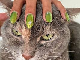 Нефритовые ногти — первый тренд маникюра в этом весенне-летнем сезоне