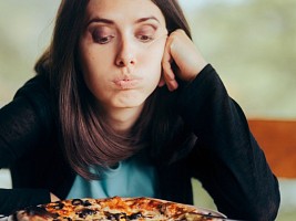 От необщительности до увлечения фастфудом: 6 неочевидных привычек, от которых мозг стареет раньше времени