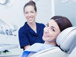 Чистка зубов у стоматолога: какую методику выбрать и как часто делать