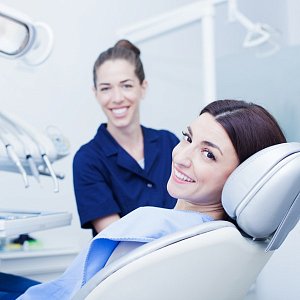 Чистка зубов у стоматолога: какую методику выбрать и как часто делать