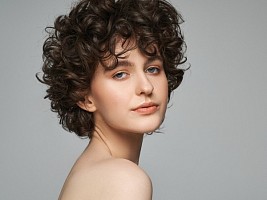 «Стрижка Кристи», или Christy Cut: классическая прическа, вернувшаяся в список трендов