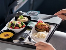 Не на высоте: еда и напитки, которые не стоит употреблять в самолете