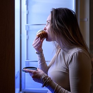 Ем после шести: как не набрать вес, если рабочий день заканчивается поздно
