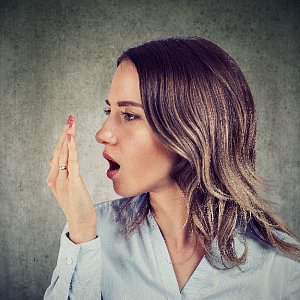 И жвачка не понадобится! 3 способа, которые помогут быстро убрать неприятный запах изо рта