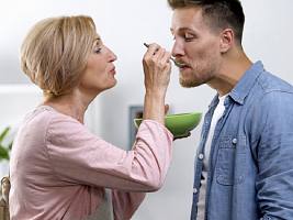 Как не воспитать «сыночку-корзиночку»: почему вырастают инфантильные мужчины и как этого не допустить