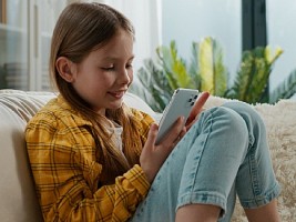 «Постоянно в телефоне»: как мы незаметно подсаживаем детей на гаджеты и что с этим делать
