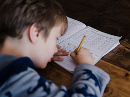 «Синдром отличника». Почему не нужно заставлять ребенка учиться на «пять»?