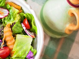 От зеленого салата до гранолы: какие на первый взгляд полезные блюда только мешают худеть