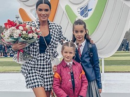 «У детей должна быть возможность доспать»: Бородина купила дочерям мини-автобус для поездок в школу 