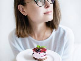 Почему хочется сладкого после еды и как с этим бороться