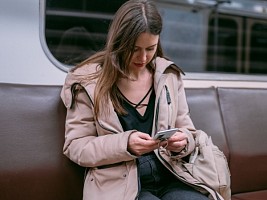 Как правильно сидеть и чем опасна «смартфонная» шея? 