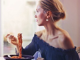 Превращать прием пищи в ритуал и заставлять себя отдыхать: 5 секретов итальянок, как жить в удовольствие