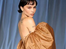 Повторяем макияж от визажиста Зои Кравиц, Хейли Бибер и Эммы Стоун Повторяем макияж от визажиста Зои Кравиц, Хейли Бибер и Эммы Стоун