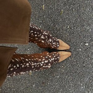 Зима в стиле олененка Бэмби: рассказываем, как вписать в свой образ олений принт