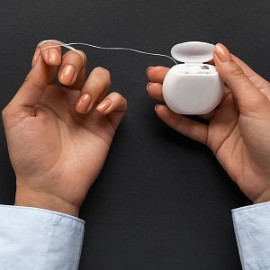 Зубная нить: как не допустить кровоточивости десен при ее использовании