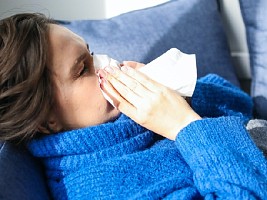 «Омикрон» против гриппа: в чем схожесть и различия — спросили врача