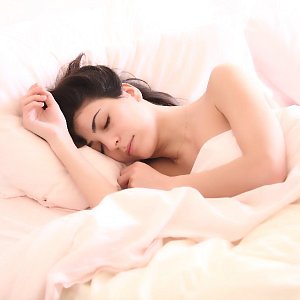 Чихаешь — недосыпаешь: 4 способа проверить, высыпаетесь ли вы по ночам