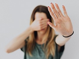Газлайтинг и другие виды домашнего насилия: разбираемся с семейным психологом