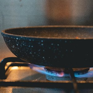 Гори огнем! Почему опасно готовить в поцарапанной сковороде