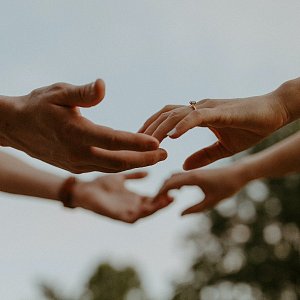 Звезды сойдутся: 5 знаков, которые имеют шанс наладить личную жизнь в 2023 году