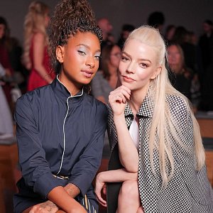 Лучшие бьюти-образы и прически гостей показа Dior в Париже