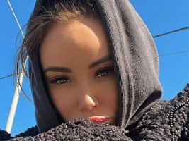 «Забота вытаскивает»: Айза-Лилуна Ай поделилась эффективным способом борьбы с паническими атаками