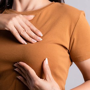 Уплотнения в груди – не всегда рак: почему они появляются и какие реально опасны