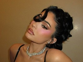 Самые модные румяна этой зимы? Кукольно-розовые