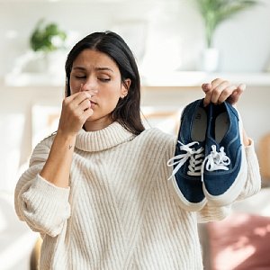 Неприятный запах от обуви: 9 народных средств, которые работают