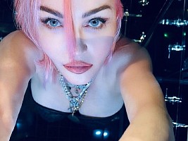 «Пора срочно выводить филлеры»: почему косметологи в ужасе от лица Мадонны 