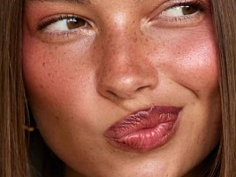 Глазированный малиновый макияж — главный хит предстоящего весенне-летнего сезона 