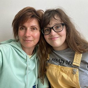 «Гормональный взрыв. Тяжелее меня на 10 кило»: Светлана Зейналова не справляется с дочерью с аутизмом