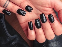 Таби-ногти: обувной тренд послужил вдохновением для дизайна маникюра