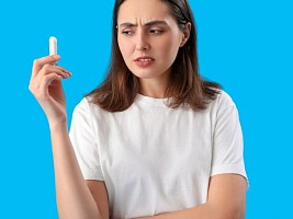 Чем опасны просроченные средства женской гигиены (и почему их нельзя хранить в ванной)