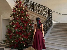 Красный — хит сезона: какие вещи в самом праздничном цвете выбирать в декабре