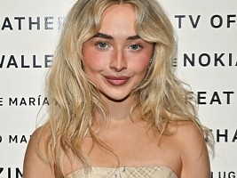 Актуальный образ на каждый день: повторяем за певицей Сабриной Карпентер