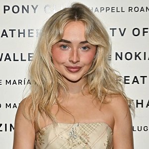 Актуальный образ на каждый день: повторяем за певицей Сабриной Карпентер