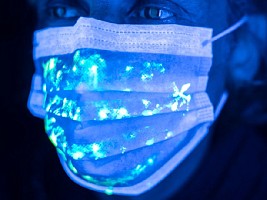 На маске написано: изобретена маска, которая светится при наличии вируса 