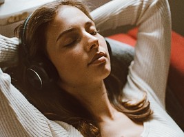 Музыкальная терапия: что именно слушать и при каких проблемах
