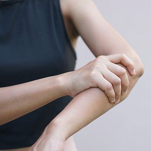 Онемение конечностей: насколько это серьезно и что делать