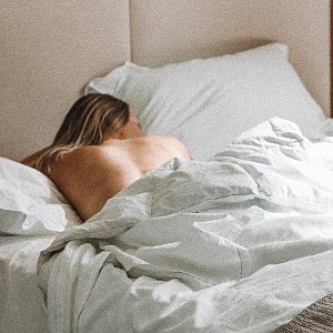 Неправильные позы: какие положения тела во сне провоцируют появление морщин