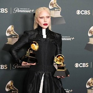 Белый макияж и эпатаж Леди Гаги: лучшие бьюти-образы церемонии «Грэмми»