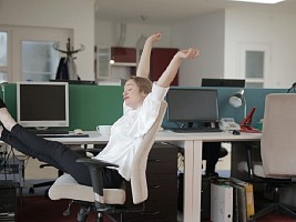 «Стоящий кактус» в офисе: какие асаны йоги можно выполнять прямо на рабочем месте