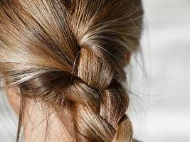 Постельные сцены: как правильно готовить волосы ко сну, чтобы не испортить их ночью